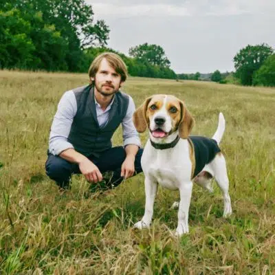 Fabien Bousquin, auteur du blog Au Bon Toutou, avec son chien